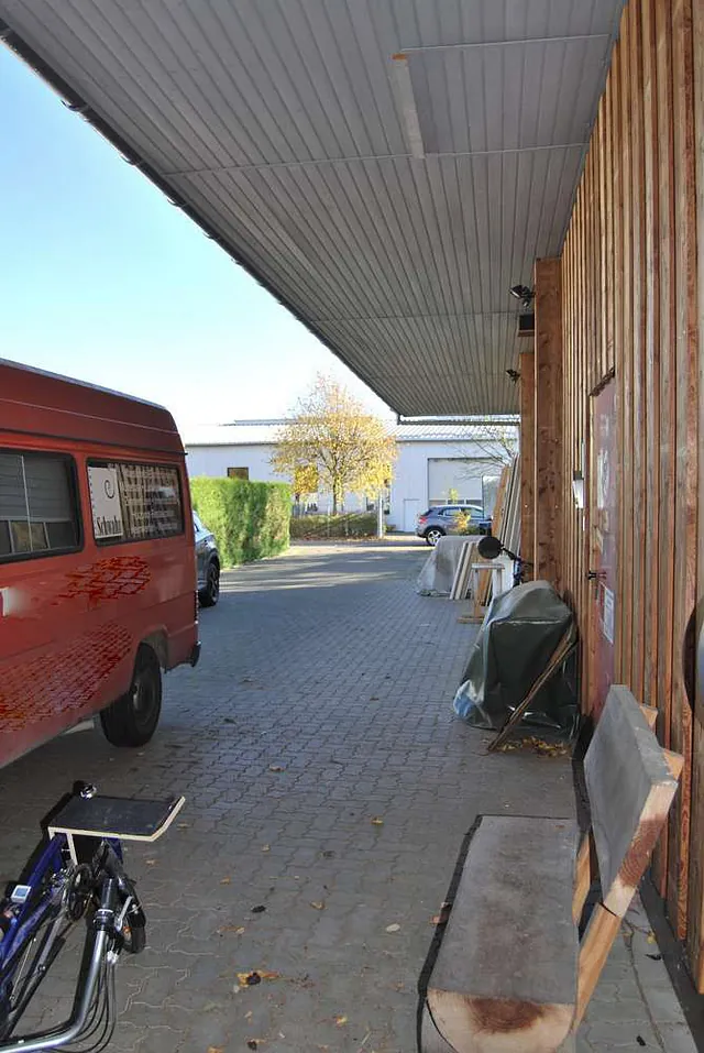 Arbeiten und Wohnen- repräsentative Halle im Gewerbegebiet