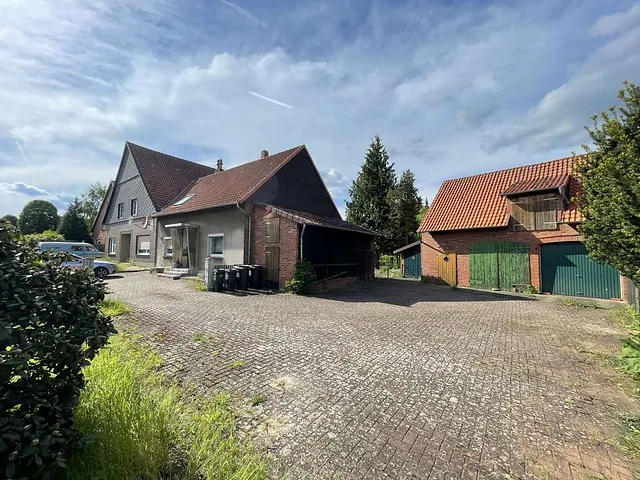 Bauernhaus mit Ställen, idyllischen Garten und angrenzender Wohnung